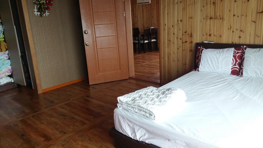 Seaside House Pension Seogwipo Room photo